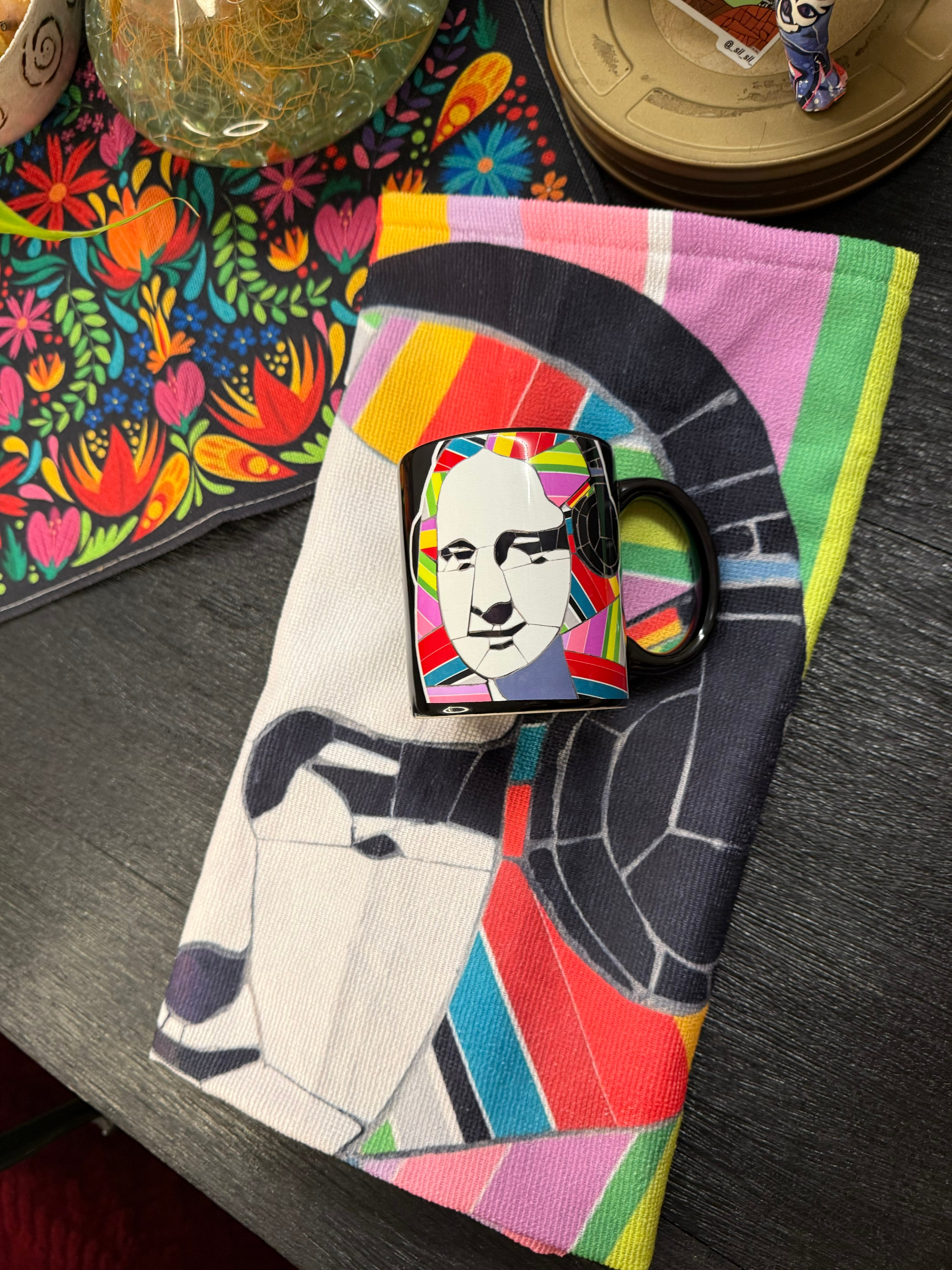 COMBO 6: Toalha + Caneca Colecionável Mona DJ